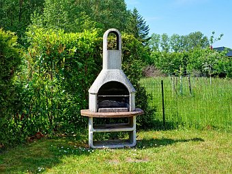 Der Kamin lädt zu einem gemütlichen Grillabend ein